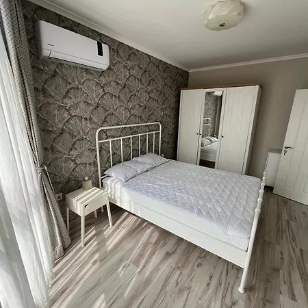 Seaview Flat With Pool & Parking Апартаменты Варна